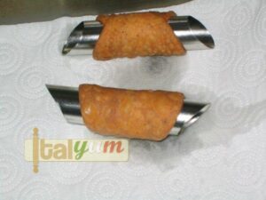 Sicilian cannoli (Cannoli siciliani) | Dessert Recipes Web Photo 1