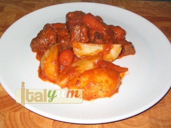 Beef stew with potatoes (Spezzatino con patate) | Meat Recipes