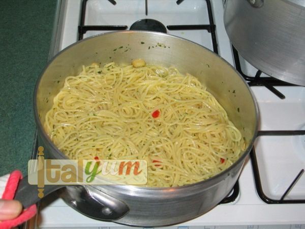 Garlic, oil and chilli Spaghetti (Spaghetti aglio olio peperoncino) | Pasta recipes