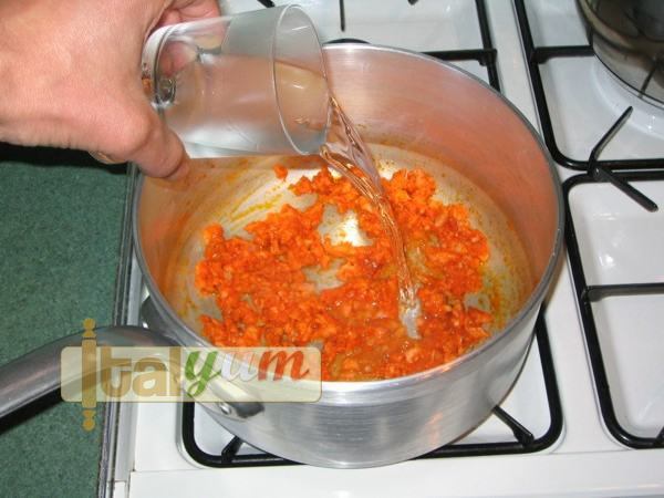 Penne pasta with salmon and vodka (Pennette al salmone affumicato e vodka) | Pasta recipes