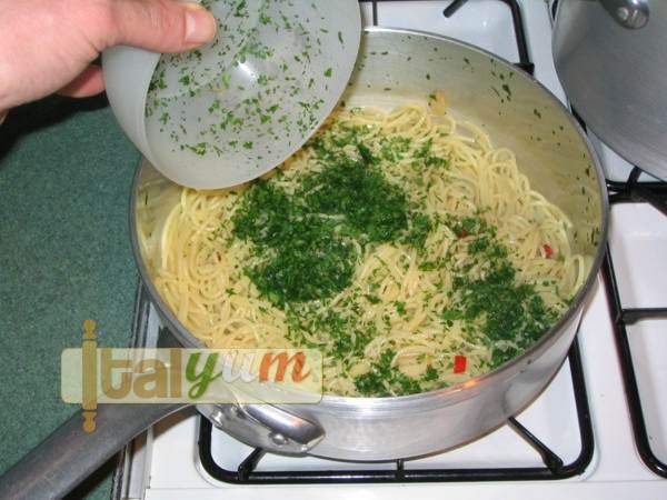 Garlic, oil and chilli Spaghetti (Spaghetti aglio olio peperoncino) | Pasta recipes