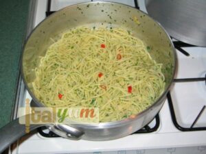 Garlic, oil and chilli Spaghetti (Spaghetti aglio olio peperoncino) | Pasta recipes