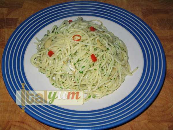 Garlic, oil and chilli Spaghetti (Spaghetti aglio olio peperoncino) | Pasta recipes