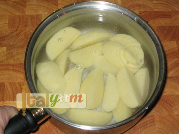 Beef stew with potatoes (Spezzatino con patate) | Meat Recipes