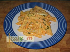 Penne pasta with salmon and vodka (Pennette al salmone affumicato e vodka) | Pasta recipes