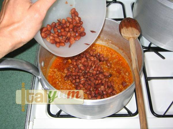 Maccheroni with sausage and beans sauce | Pasta recipes