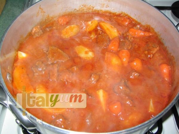 Beef stew with potatoes (Spezzatino con patate) | Meat Recipes