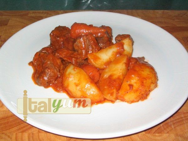 Beef stew with potatoes (Spezzatino con patate) | Meat Recipes