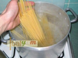 Garlic, oil and chilli Spaghetti (Spaghetti aglio olio peperoncino) | Pasta recipes