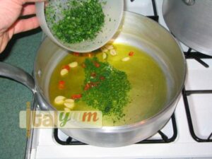 Garlic, oil and chilli Spaghetti (Spaghetti aglio olio peperoncino) | Pasta recipes