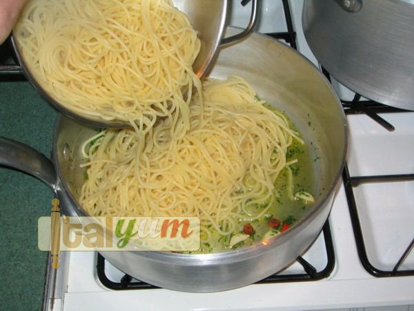 Garlic, oil and chilli Spaghetti (Spaghetti aglio olio peperoncino) | Pasta recipes