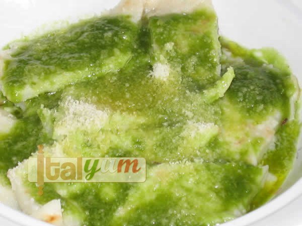 Testaroli with pesto sauce (Testaroli al pesto) | Special Recipes