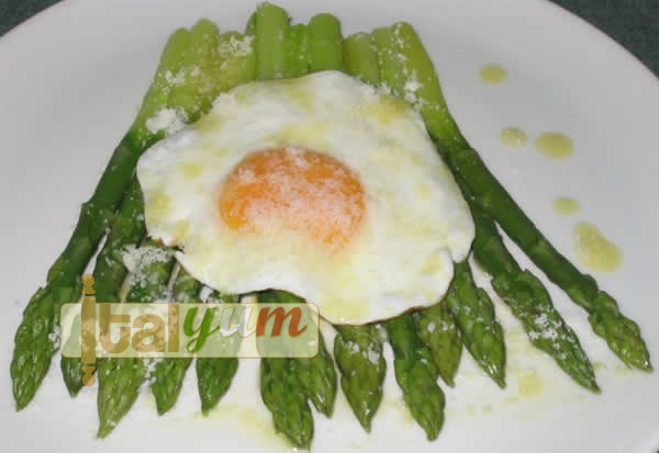 Asparagus with eggs (Asparagi con le uova) | Vegetable recipes