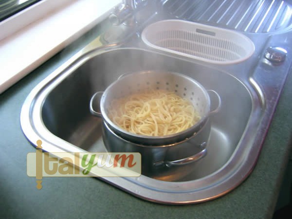 Spaghetti with pecorino and black pepper (Spaghetti cacio e pepe) | Pasta recipes