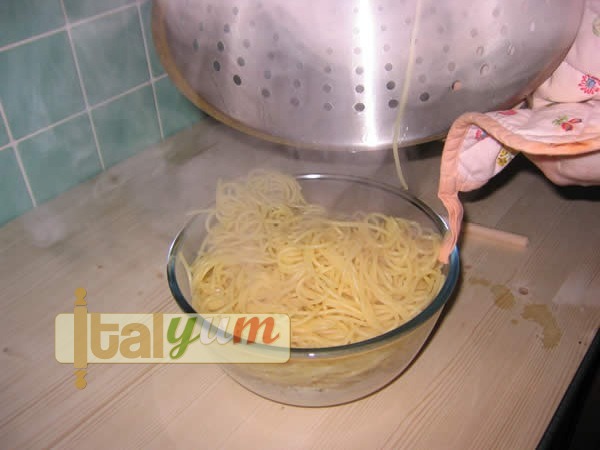 Spaghetti with pecorino and black pepper (Spaghetti cacio e pepe) | Pasta recipes