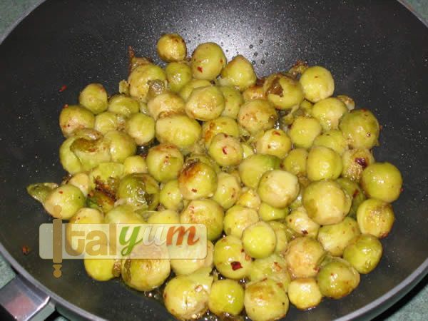 Sailor's sprouts (Cavoletti di Bruxelles con le acciughe) | Vegetable recipes