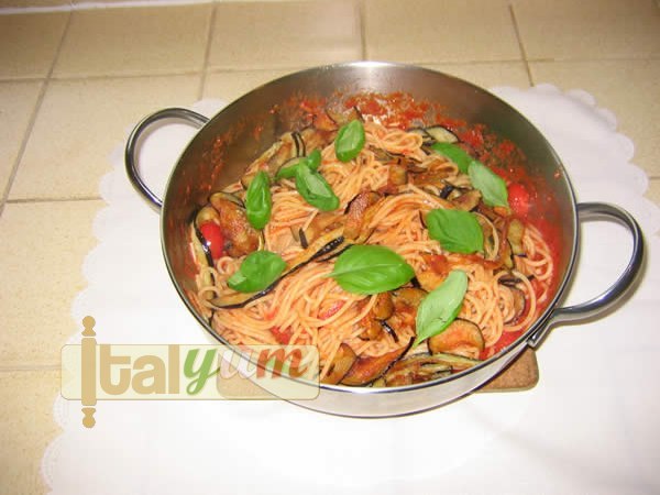 Spaghetti with aubergines (Spaghetti con le melanzane) | Pasta recipes