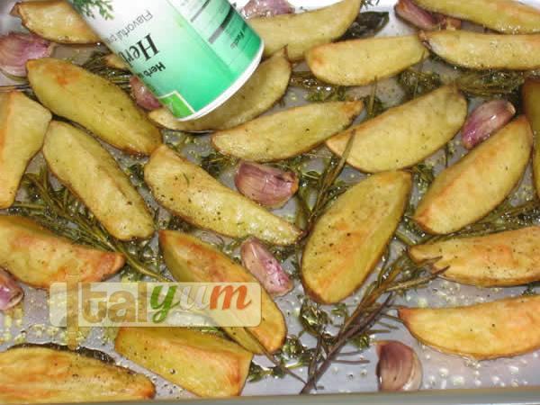 Roast potatoes Mediterranean style (Patate al forno aromatizzate) | Vegetable recipes