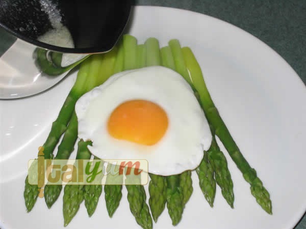 Asparagus with eggs (Asparagi con le uova) | Vegetable recipes