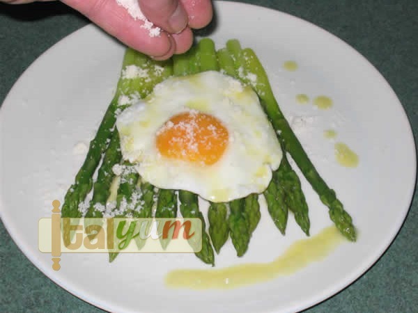 Asparagus with eggs (Asparagi con le uova) | Vegetable recipes