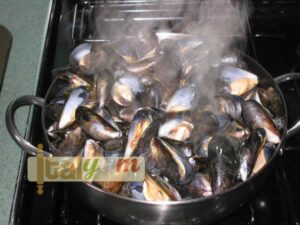 Gratin of mussels (Cozze al forno) | Seafood recipes