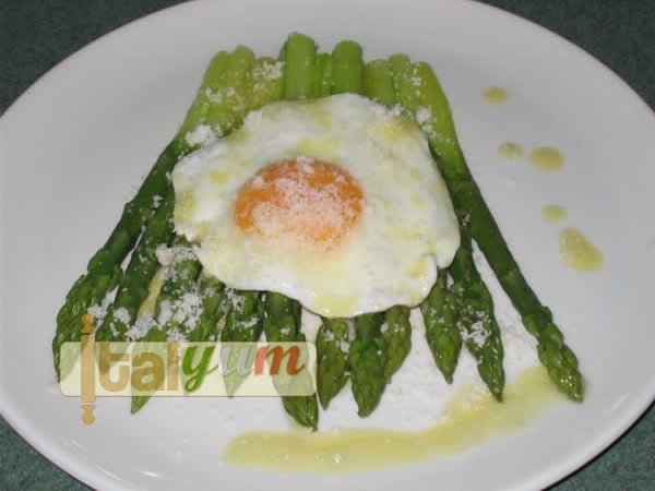 Asparagus with eggs (Asparagi con le uova) | Vegetable recipes