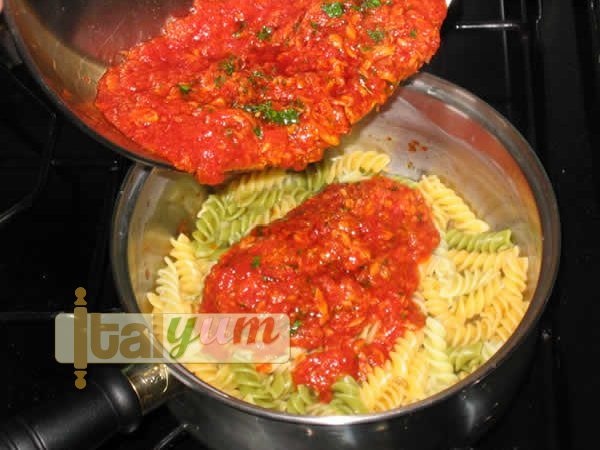 Fusilli with tuna sauce (Fusilli al tonno) | Pasta recipes