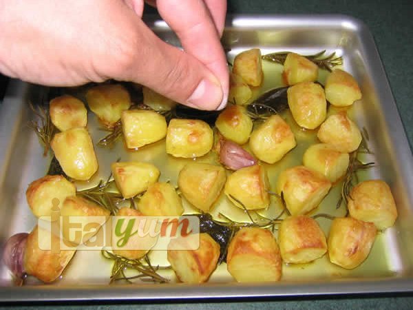 Roast new potatoes (Patate novelle al forno) | Vegetable recipes