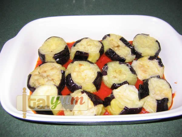 Baked Aubergine with Cheese and Tomato (Melanzane alla Parmigiana) | Vegetable recipes