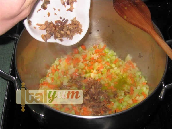 Variation on Spaghetti Bolognese sauce (Ragù alla bolognese) | Meat Recipes