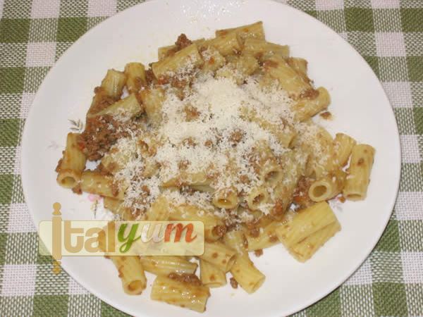 Rigatoni with meat sauce (Rigatoni al ragù di carne) | Pasta recipes