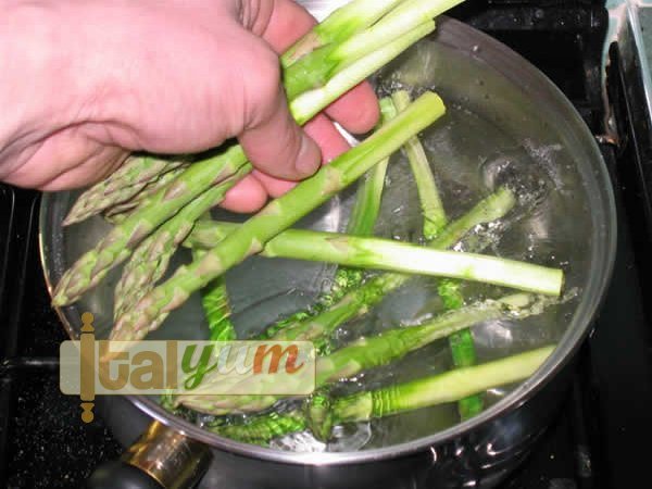 Asparagus with eggs (Asparagi con le uova) | Vegetable recipes