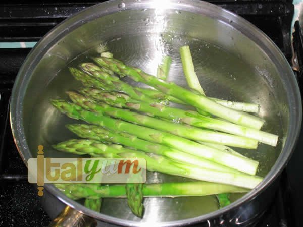 Asparagus with eggs (Asparagi con le uova) | Vegetable recipes