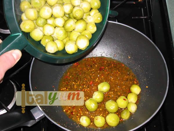 Sailor's sprouts (Cavoletti di Bruxelles con le acciughe) | Vegetable recipes