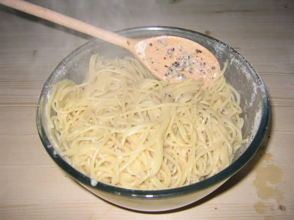 Spaghetti with pecorino and black pepper (Spaghetti cacio e pepe) | Pasta recipes